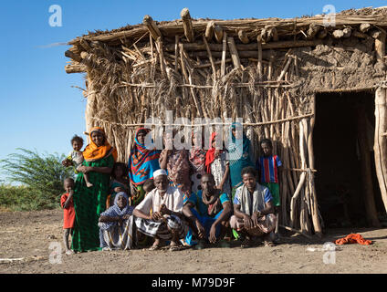 Von Ferne Stamm Familie vor ihrem Haus, Von ferne Region, Afambo, Äthiopien Stockfoto