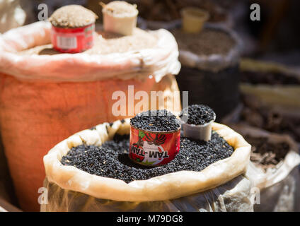 Gewürze und Erbsen auf dem Altstädter Markt, Harari region, Harar, Äthiopien Stockfoto