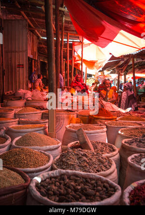 Gewürze und Erbsen auf dem Altstädter Markt, Harari region, Harar, Äthiopien Stockfoto