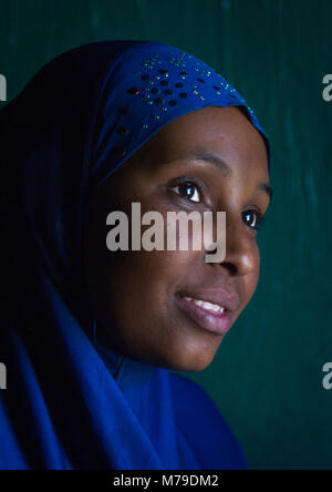 Sufi Frau trägt einen hellen blauen Schleier, Harari region, Harar, Äthiopien Stockfoto