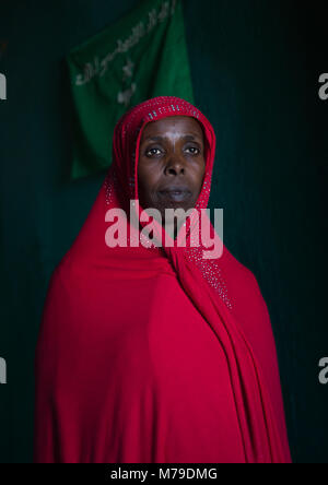 Sufi Frau vor islamischen grüne Flagge, Harari region, Harar, Äthiopien Stockfoto