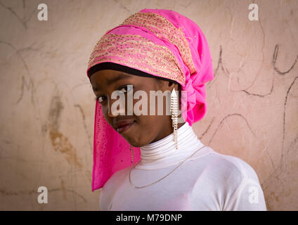 Teenage Mädchen auf ihrem täglichen tragen auffallende eine Pose, Harari region, Harar, Äthiopien Stockfoto