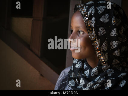 Porträt einer äthiopischen Mädchen innerhalb Ihres Hauses, Harari region, Harar, Äthiopien Stockfoto