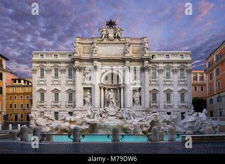 Rom, Italien, 13. Oktober 2016: Trevi Brunnen bei Sonnenaufgang in Rom Italien Stockfoto