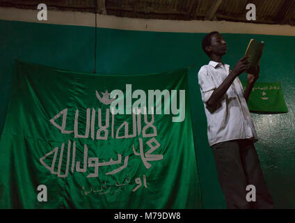 Sufi junger Mann während einer Zeremonie singen, Harari region, Harar, Äthiopien Stockfoto