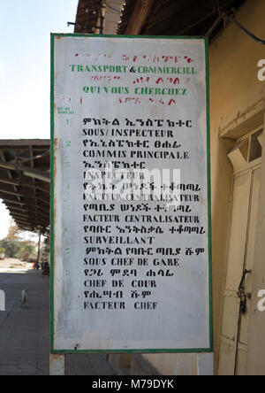 Alte Zeichen des Büros zahlen und Station Manager, in französischer Sprache mit einem Rechtschreibfehler geschrieben, in der ethio - Dschibuti Bahnhof, Dire Dawa Regi Stockfoto