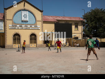 Kinder spielen Fußball vor dem Bahnhof Der ethio - Dschibuti Eisenbahn, Dire Dawa region, Dire Dawa, Äthiopien Stockfoto