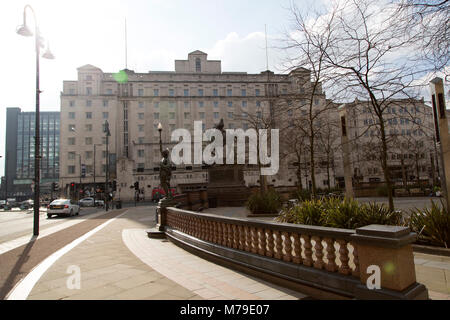 Das Queens Hotel in Sonnenlicht auf City Square in Leeds, UK. Das Hotel stammt aus den 1930er Jahren Stockfoto