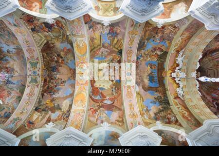 KRZESZOW, Polen - 15. JULI 2017: Fresken im Gewölbe in der Basilika der Himmelfahrt der Jungfrau Maria. Die Kirche ist ein Teil der Post Stockfoto