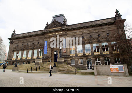 Leeds City Museum am Millennium Square in Leeds, UK. Das Gebäude, Institut der ehemaligen Stadt Mechanik' mit Blick auf den öffentlichen Platz. Stockfoto