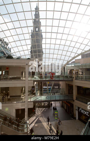 Leeds Trinity Shopping Center in Leeds, UK. Die Mall öffnete 2013 und ist nach dem benachbarten Heilige Dreifaltigkeit Kirche genannt. Stockfoto