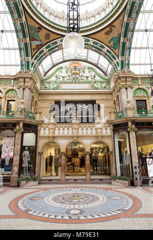 Store in der Grafschaft Arcade Shopping Gallery in Leeds, UK. Die restaurierten viktorianischen Shopping Center ist Teil von Victoria Viertel der Stadt. Stockfoto