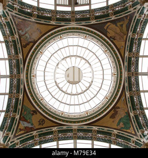 Glaskuppel in der Grafschaft Arcade Shopping Gallery in Leeds, UK. Die restaurierten viktorianischen Shopping Center ist Teil von Victoria Viertel der Stadt. Stockfoto