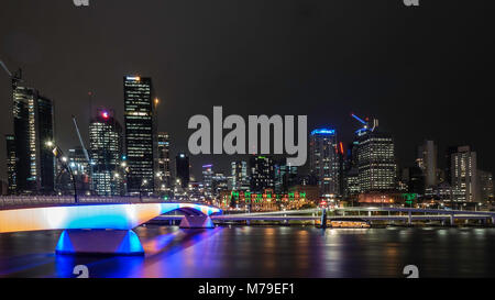 Skyline von Brisbane Downtown bei Nacht Stockfoto