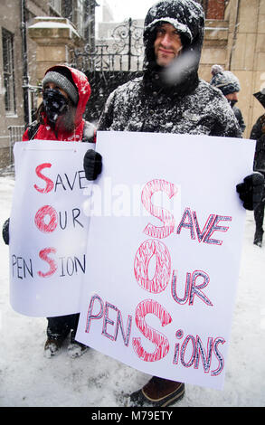 Dozenten, Mitglieder der UCU, (Universität und Hochschule Union) Streik über Änderungen an ihrer Pensionen. Stockfoto