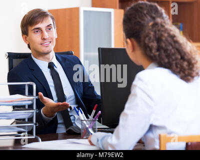 Männliche freundlich hr manager inreviewing Konkurrent für 02238-4584242 Vakanz Stockfoto