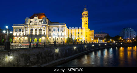 Beleuchtete Rathaus in Oradea Damm in der Dämmerung, Rumänien Stockfoto