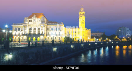 Beleuchtete Rathaus in Oradea Damm in der Dämmerung, Rumänien Stockfoto