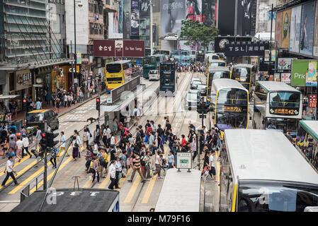 Eine Straße Foto des täglichen Lebens in Causeway Bay Hong Kong zeigt Menschen, Verkehr und Gebäude. Stockfoto