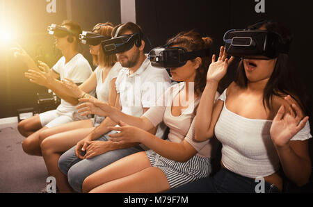 Portrait von verängstigte Frau, nachdem Sie sich von spannenden Film mit VR-Brille in der Unterhaltung. Stockfoto