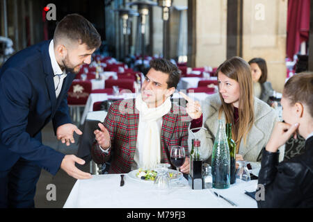 Unzufriedene Menschen Unmut zum Ausdruck bringen Essen und schlechter Service, Restaurant Manager Stockfoto