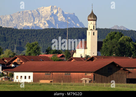 Deutschland, Bayern, Oberbayern, Pfaffenwinkel region, "Blaues Land", Antdorf, Zugspitze, Kirche St. Peter und Paul, Stockfoto