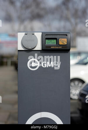 Ladestation für Elektrofahrzeuge von Gmev, Ladestation für Elektroautos vorne mit weichem Fokus, verschwommene Autos auf dem Parkplatz von Bbury council in lancashire uk Stockfoto