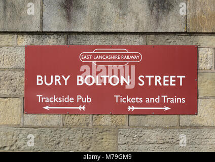 Bury bolton Straße kastanienbraun Osten lancashire Eisenbahn-Schild zeigt Richtungen, montiert auf Steinmauer in Bury lancashire uk Stockfoto