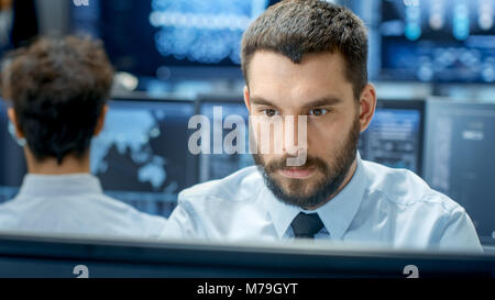 Neuronale Netze und Maschinelles Lernen Techniker Programmierung an seinem Arbeitsplatz. Büro ist überfüllt mit Menschen arbeiten. Mehrere anzeigen Info anzeigen Stockfoto