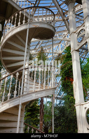 Viktorianische Wendeltreppe von Palmenhaus in Kew Gardens botanischer Garten, im Südwesten von London, UK, UNESCO Weltkulturerbe Stockfoto