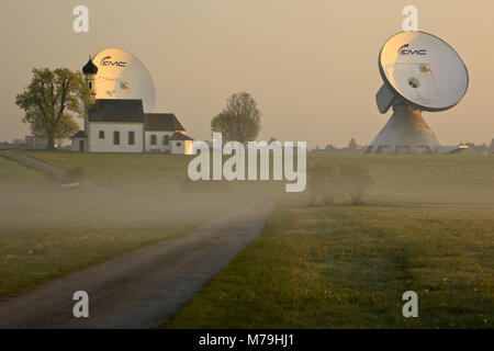 Deutschland, Bayern, Oberbayern, Pfaffenwinkel region, Raisting, Sat-Radio, Kirche St. Remigius, Stockfoto