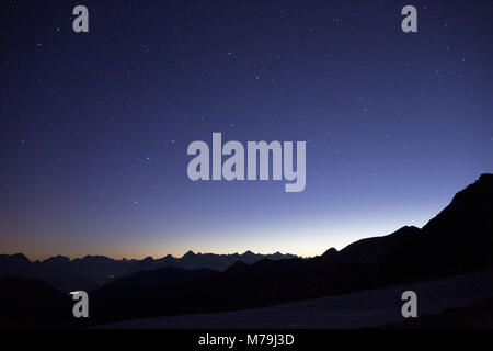 Bietschhorn mit den Berner Alpen im Süden, Dämmerung, Schweiz, Stockfoto