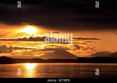 Nordamerika, USA, Alaska, Kodiac Insel, Monashka Bay, Berge, Küste, Berge, Küsten Berge, Abendstimmung, Stockfoto