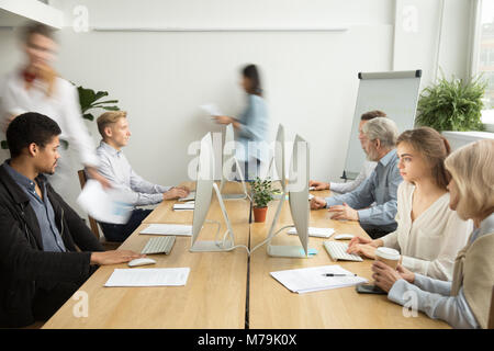 Busy modern coworking Büro mit verschiedensten Menschen arbeiten an Comp Stockfoto