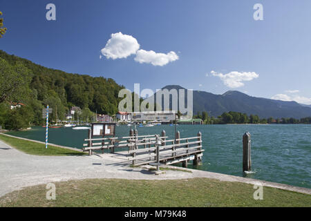 Boot Wharf für die Schiffe auf dem Tegernsee in Tegernsee im Bräustüberl, Oberbayern, Bayern, Süddeutschland, Deutschland, Stockfoto