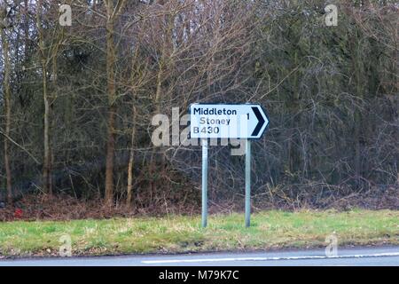 Verkehrsinformationen zeichen Middleton Stoney B 430 1 Meile in Oxfordshire, UK Stockfoto