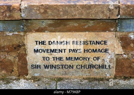 "Die dänische Widerstandsbewegung ist eine Hommage an die Erinnerung an Sir Winston Kirche' am Grab von Sir Winston Churchill in Bladon, Oxfordshire, Großbritannien Stockfoto