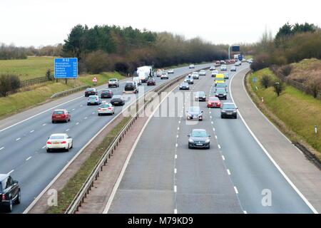 M40 Autobahn zwischen den Anschlussstellen 8 und 9 in Oxfordshire, UK - Verkehr in beide Richtungen Stockfoto