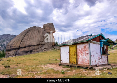 Abgebrochene rundown Nebengebäude vor Melkhi Khad oder Turle Rock in Gorkhi Terelj Nationalpark in der Mongolei Stockfoto