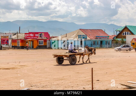 Shine-Ider Bezirk, Mongolei - Juli 22, 2010: Lokale mann Laufwerke Pferd & Wagen in kleinen, abgelegenen Gemeinschaft auf Steppe im Norden der Mongolei Stockfoto