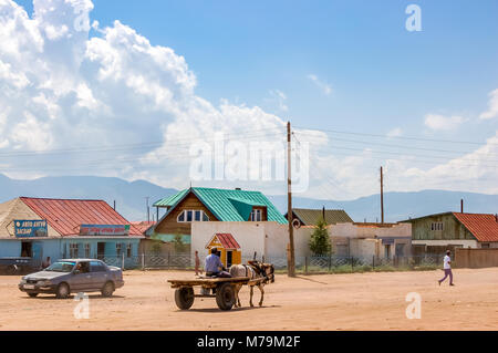 Shine-Ider Bezirk, Mongolei - Juli 22, 2010: Lokale mann Laufwerke Pferd & Wagen in kleinen, abgelegenen Gemeinschaft auf Steppe im Norden der Mongolei Stockfoto