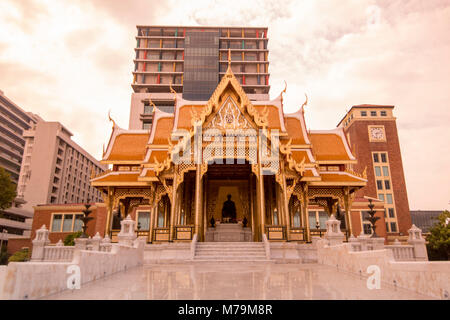 Die Bimukstan Siriraj Museum im Siriraj Krankenhaus in Wang Lang in Thonburi in Bangkok in Thailand. Thailand, Bangkok, November 2017 Stockfoto