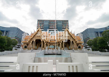 Die Bimukstan Siriraj Museum im Siriraj Krankenhaus in Wang Lang in Thonburi in Bangkok in Thailand. Thailand, Bangkok, November 2017 Stockfoto