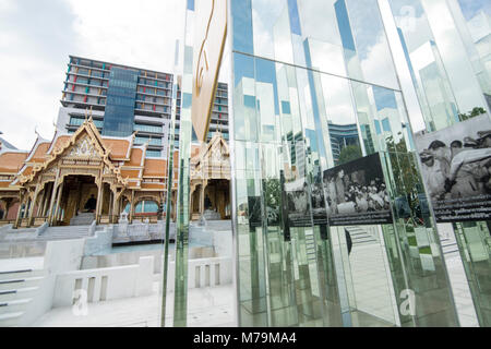 Ein Denkmal des Königs Bhumipol am Bimukstan Siriraj Museum im Siriraj Krankenhaus in Wang Lang in Thonburi in Bangkok in Thailand. Stockfoto