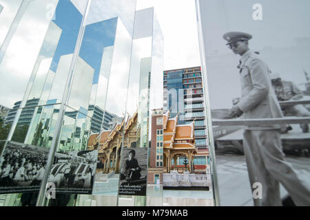 Ein Denkmal des Königs Bhumipol am Bimukstan Siriraj Museum im Siriraj Krankenhaus in Wang Lang in Thonburi in Bangkok in Thailand. Stockfoto