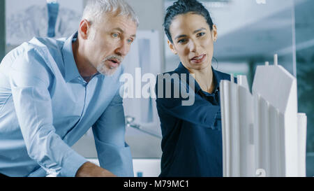 Männliche und weibliche Senior Engineer architektonischen Designer arbeiten an einem Gebäude Modell Design für das städtebauliche Projekt. Stockfoto