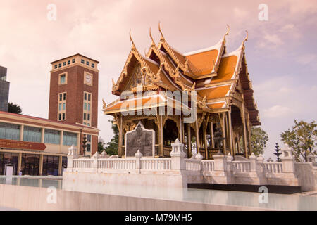 Die Bimukstan Siriraj Museum im Siriraj Krankenhaus in Wang Lang in Thonburi in Bangkok in Thailand. Thailand, Bangkok, November 2017 Stockfoto