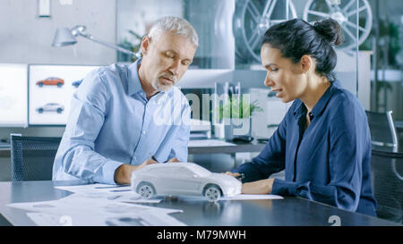 Erfahrene Automotive Designer und Ingenieurin arbeitet mit Entwürfe und Skizzen für ein neues Auto-Prototypen. Stockfoto