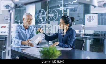 Erfahrene Automotive Designer und Ingenieurin arbeitet mit einem Concept Car Modell Prototyp, Perfektionieren und Design Korrekturen. Stockfoto