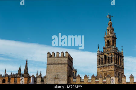 Giralda von Sevilla, mit Blick auf den Patio de Los Naranjos. Schönen Gebäuden mit klaren blauen Himmel. Berühmte Erbes in Andalusien, Spanien. Stockfoto